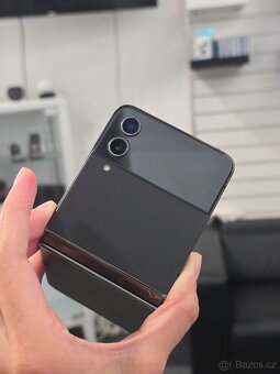 Samsung Galaxy Z Flip4 5G v záruce - 2