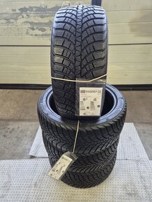 111. Nepoužité zimní pneu Kumho 235/40/18 - 2