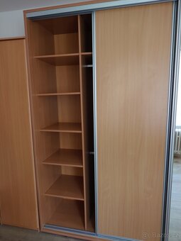 1 velká šatní skříň, 1 menší šatní skříň - 2