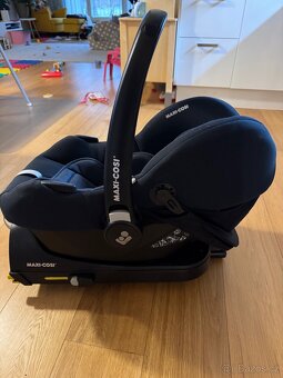 Maxi-Cosi CabrioFix i-Size - 2022 Black + základna ISOFIX - 2