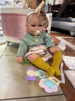 Realistická Reborm panenka s čelenkou a příslušenstvím - 2