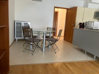Skleněný moderní stůl - 2