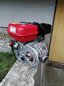 Prodám díly na špalíkovač/drtič/-benzín motor-nový-200ccm - 2