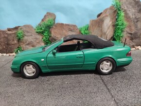 prodám model 1:18 mercedes benz CLK 320 - 2