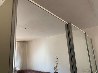 Velká skříň 300 cm se zrcadlovými posuvnými dveřmi – Brno - 2