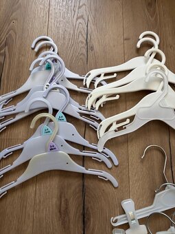Dětská bílá ramínka, H&M, Tesco, 17ks - 2
