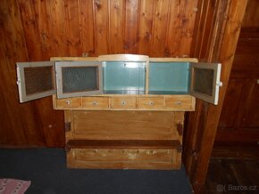 velká police s dvířky  a zásuvkami - 2