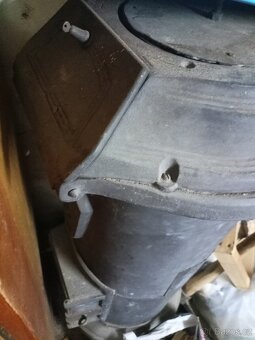 Velká litinová kamna. - 2