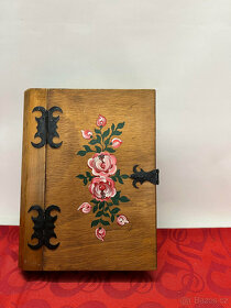 Stará dřevéná skřínka na klíče kniha Rakousko - 2