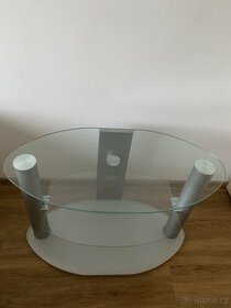 Skleněný stolek pod TV - 2
