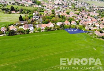 Prodej pozemku s rozlohou 1073 m2, Okrouhlo, okres Praha-záp - 2