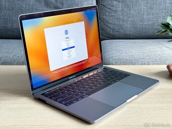 JAKO NOVÝ Apple MacBook Pro 13" - 8GB RAM / 512GB SSD - 2