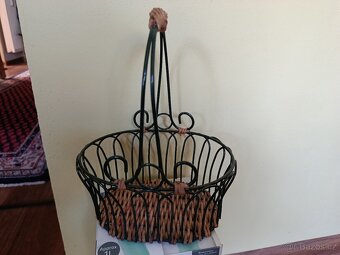Dekorativní kovový koš s proutěným dnem - 2