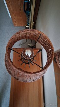 Lampa kovová s proutěným stínítkem - 2