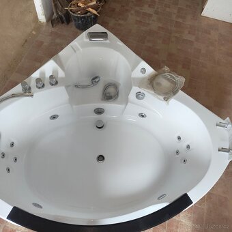 Velká hydromasážní vířivá vana - 2