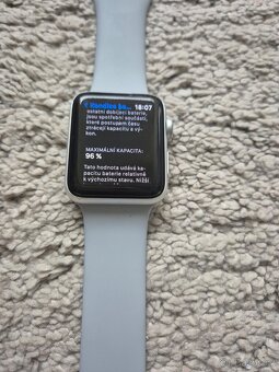 Apple Watch 3 42mm baterie 96% - 2