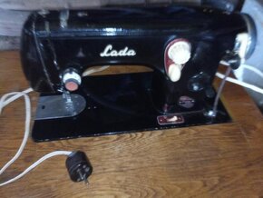 Šicí stroj skříňkový Lada - 2