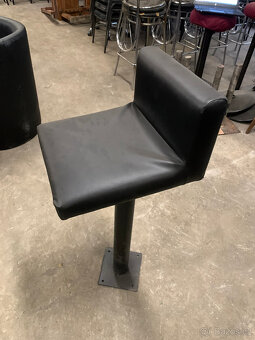 Barová židle černá s uchycením do země - použitá - 2