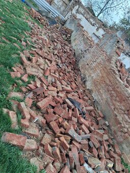 Daruji cihly za odvoz - 2