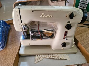 Retro šicí stroj Lada T 132 - 2