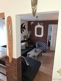 PRONAJMU KRÁSNÝ A SLUNNÝ ZAŘÍZENÝ BYT S VENKOVNÍM POSEZENÍM - 2