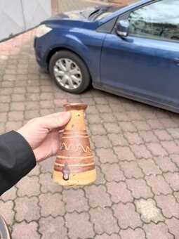 Malá hnědá keramická vázička - 2