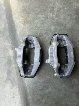 Přední čtyřpístkové brzdové třmeny Brembo - 2