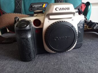 Canon EOS 50 + objektiv 28-80 + batery pack + brašna - 2