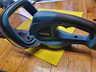 Prodám aku nůžky na živý plot Makita. - 2