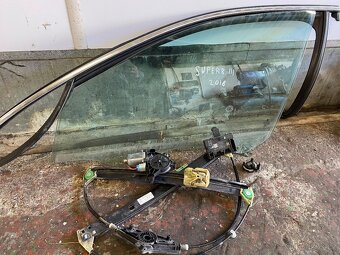 Škoda Superb III levé přední okno, zámek motor - 2