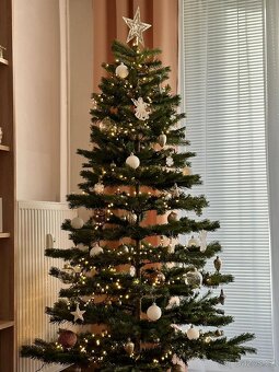 Vánoční stromek 180cm, včetně LED osvětlení, pěkný. - 2