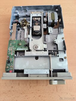 Dsketovou mechanika pro 5,25" diskety. - 2