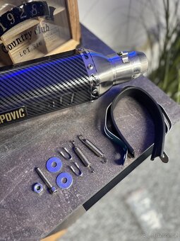 Akrapovič laděná koncovka výfuku na motorku karbon - 2