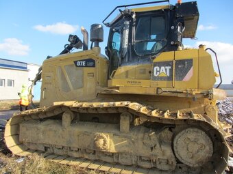Pásový dozer CAT D7E - 2
