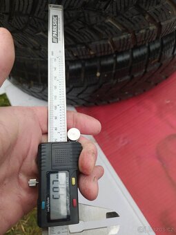 Pneu Goodyear ultra grip 215/70 R16 - 2