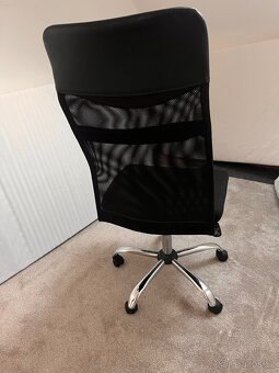 Černá kancelářská židle – otočná, kolečka, síťovaný opěrák - 2
