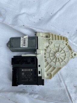 Pravý motorek stahování Passat B6 - 2