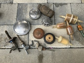 kohouty a víčka - 2