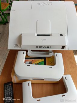 HITACHI PROJEKTOR - 2