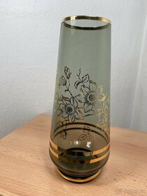 retro váza kouřové sklo se zlatým zdobením - 2
