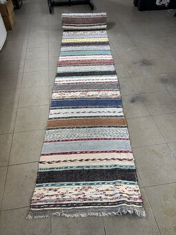 Dlouhý koberec 70 cm x 12 m – skvělý stav - 2