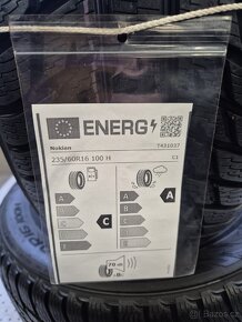 112. 2 kusy nepoužité zimní pneumatiky Nokian 235/60/16 - 2