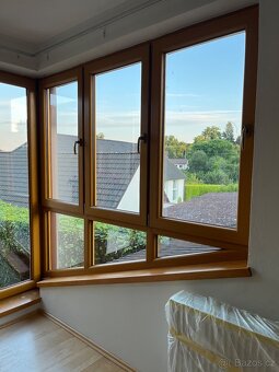 Hnědá plastová okna a balkonové dveře - 2