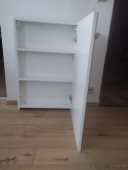 Koupelnová zrcadlová skříňka s osvětlením - 2