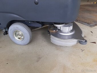 Podlahový mycí stroj Nilfisk BA 650 s vlast.pojezdem - 2