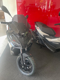 Aprilia SR-GT 125 Černá - 2