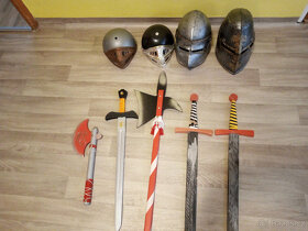 Rytiřské věci - přilby, meče, sekera, halapartna - 2