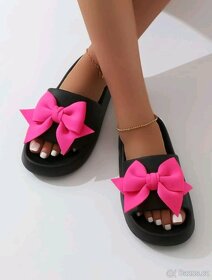 Dámské černé pantofle s růžovou mašlí - 2