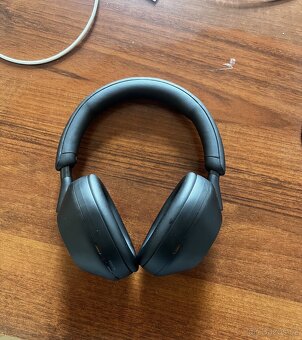 Sony WH-1000XM5 v černé barvě - 2