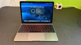 Stříbrný Macbook Retina 12palcový 2015 - 2